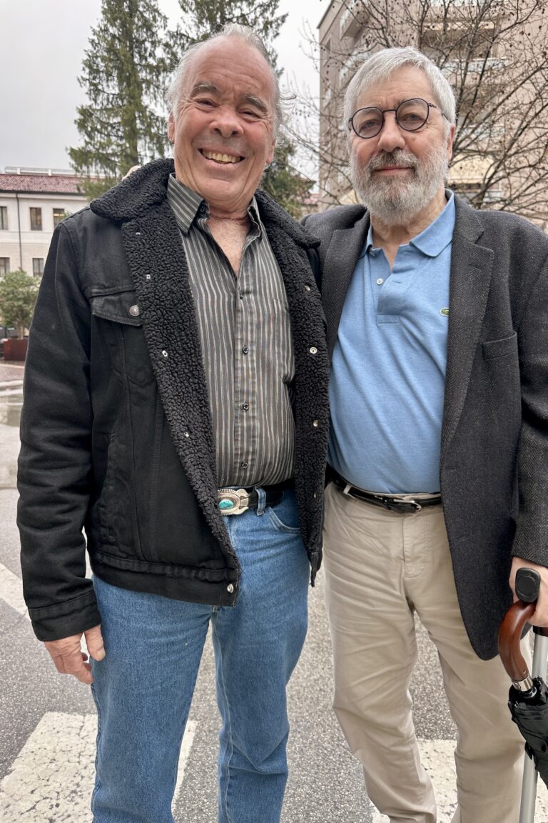 De 1973 à 1981, j’ai couvert la période des « Troubles », nom donné à la lutte anti-coloniale du peuple irlandais en Irlande du Nord. Ce week-end, j’étais invité à présenter 45 photos sur cette période en compagnie de l’écrivain et journaliste Sorj Chalandon qui a écrit entre autres plusieurs livres sur cette période ainsi que du dessinateur de BD, Pierre Alary qui a mis en dessin plusieurs des livres de Sorj. C’était au DedicaFestival de Pordnenone à côté de Venise