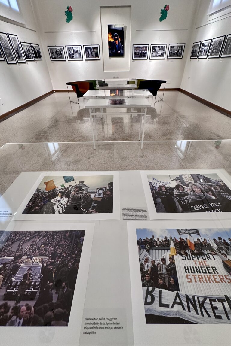 De 1973 à 1981, j’ai couvert la période des « Troubles », nom donné à la lutte anti-coloniale du peuple irlandais en Irlande du Nord. Ce week-end, j’étais invité à présenter 45 photos sur cette période en compagnie de l’écrivain et journaliste Sorj Chalandon qui a écrit entre autres plusieurs livres sur cette période ainsi que du dessinateur de BD, Pierre Alary qui a mis en dessin plusieurs des livres de Sorj. C’était au DedicaFestival de Pordnenone à côté de Venise