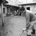 Photo-scene-de-nettoyage-Nimes-Inondations-1988.-Photographe-Claude-Dinhut-Arch.-dep.-Gard.png
